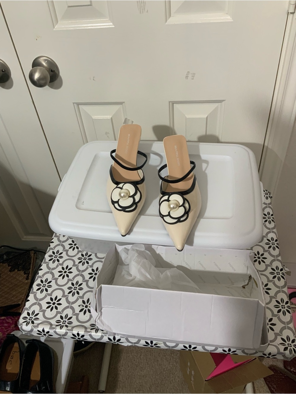 NIB Flower Pointed Toe High Heels Women  Designer Sandals With Pearl Detail